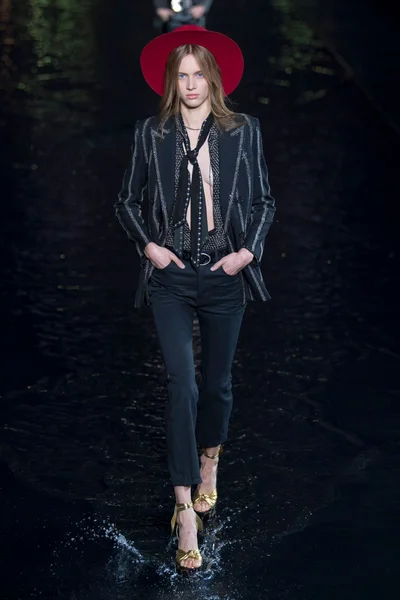 Look 32